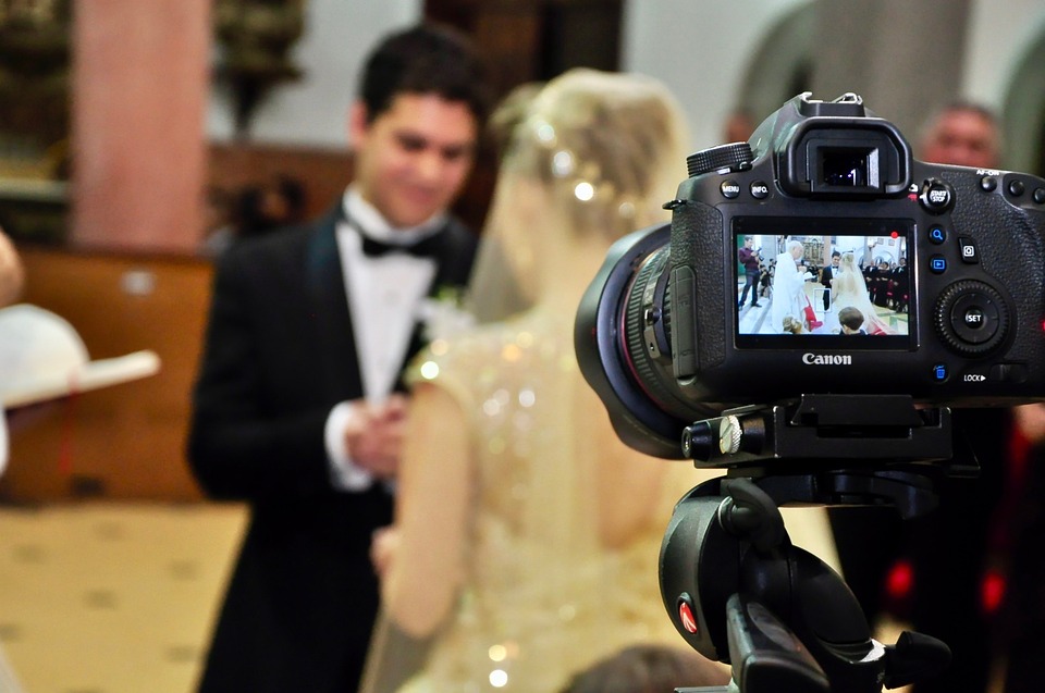 camera-canon-wedding-guests-wedding-blog-elle-blonde-luxury-lifestyle-blog