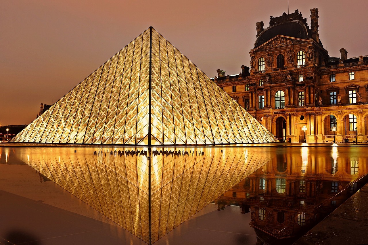 The Louvre | Why Paris is ALWAYS a good idea - Guest Post from The Sparkle Spy - a female solo traveller experience of visiting the most romantic city in the world | Travel Tips | Elle Blonde Luxury Lifestyle Destination Blog