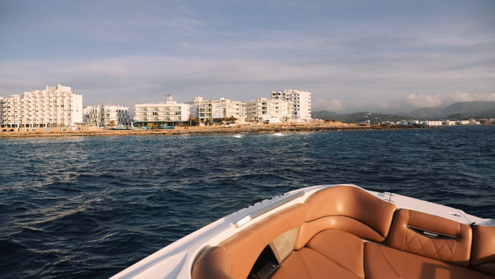 https://elleblonde.com/wp-content/uploads/2017/06/ibiza-sunset-boat-elle-blonde.jpg