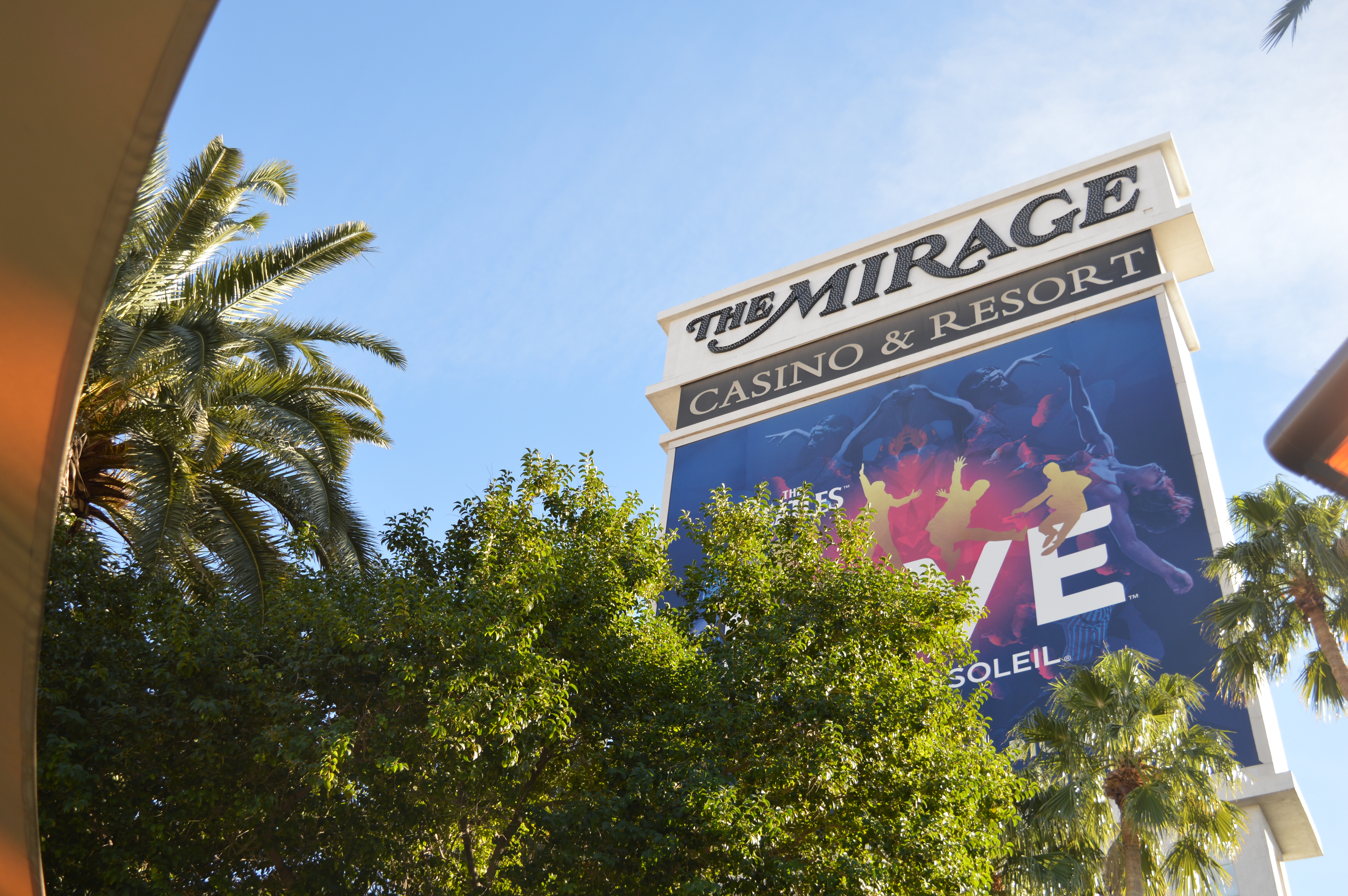 The Mirage Hotel Vegas | What's to do in Las Vegas | Travel Guide & Blogger | The Secret Garden & Dolphin Habitat | Elle Blonde Luxury Lifestyle Destination Blog