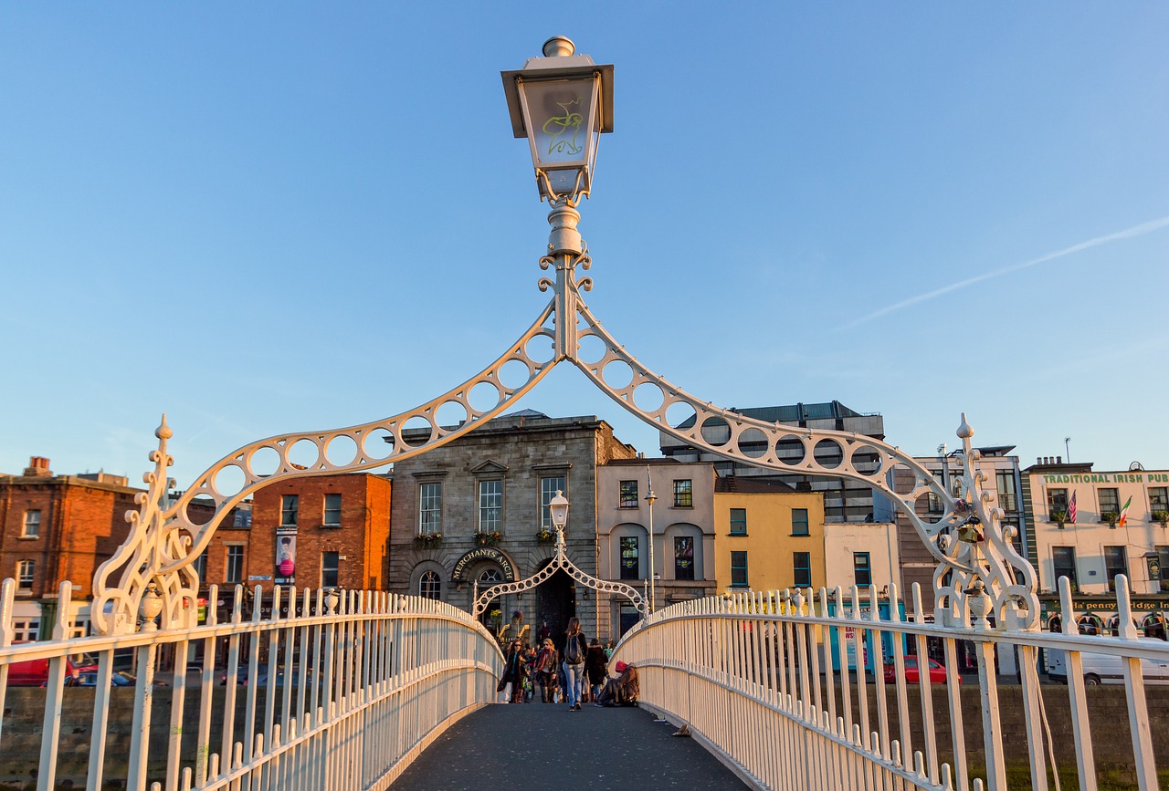What's to see and do in Dublin on a Hen or Stag party? Last Night of Freedom check out the coolest bars | Travel Guide | Ireland | Elle Blonde Luxury Lifestyle Destination Blog