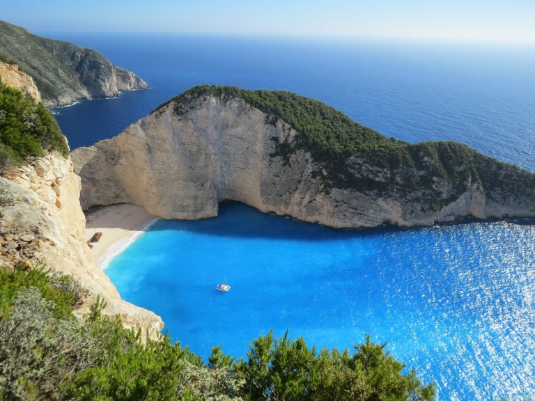 Read more about the article 4 Amazing Reasons To Visit The Greek Islands