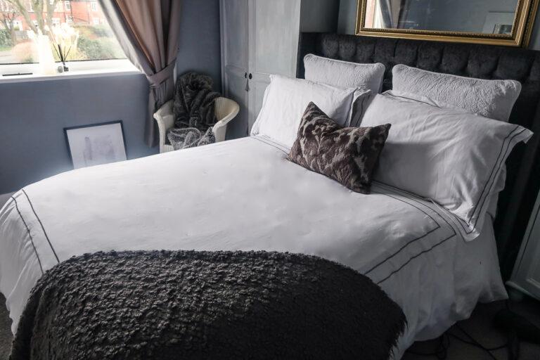 Read more about the article How to Create a Luxury Bedroom with Bed Linen