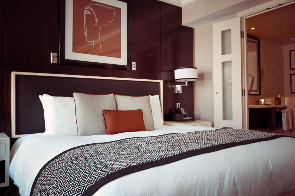 Hotel bedroom | How to get a more restful sleep | Home interior tips | Elle Blonde Luxury Lifestyle Destination Blog