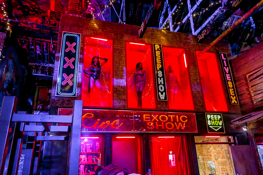 Peep Show Sex Shop Amsterdam | Ghetto Golf Swings into Newcastle | Things to do in Newcastle Crazy Adventure Golf | Elle Blonde Luxury Lifestyle Destination