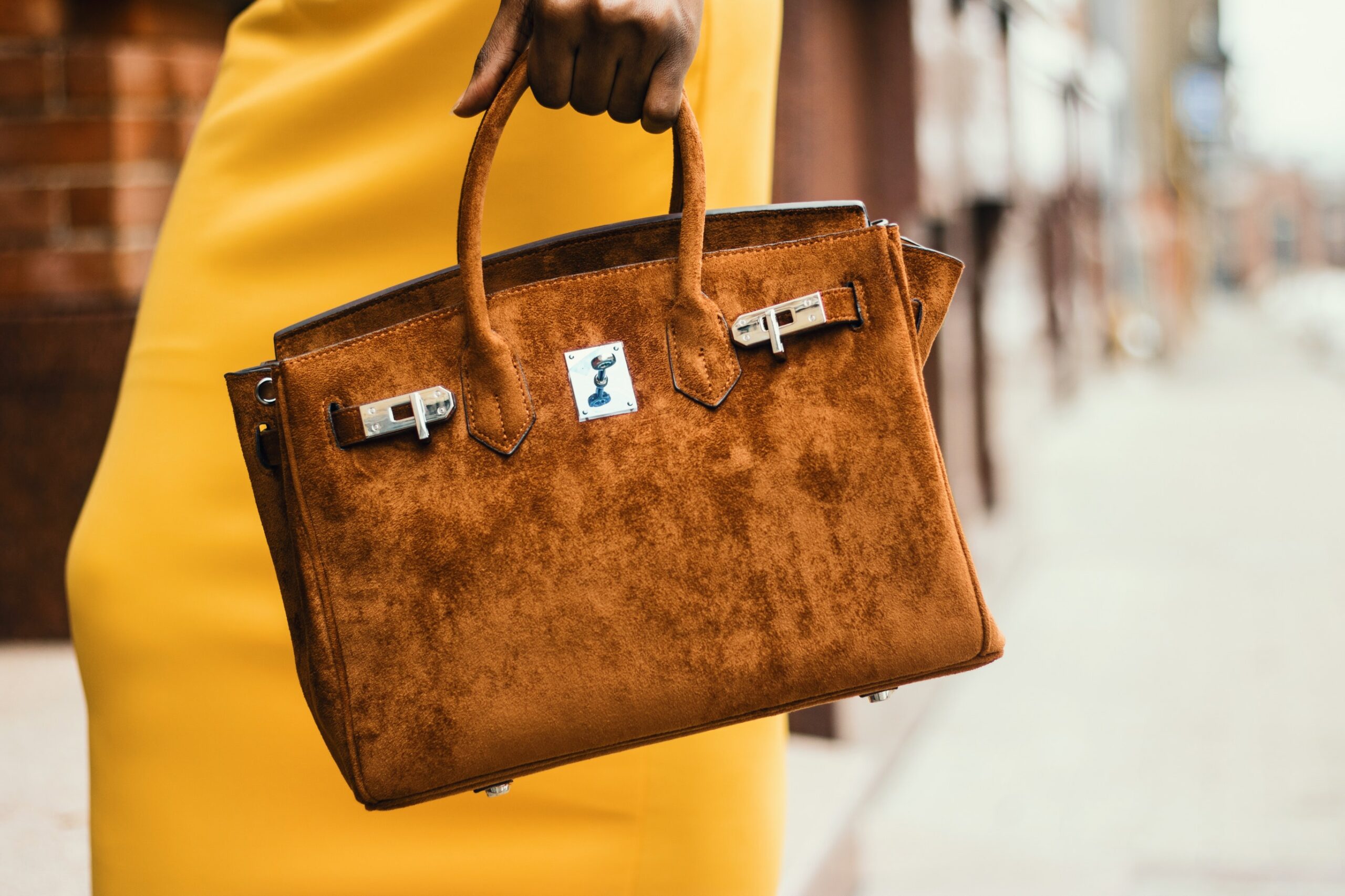 When it comes to choosing a designer handbag, question is which style do you go for? We debunk our top splurge purchase tips | Elle Blonde Luxury Lifestyle Destination Blog