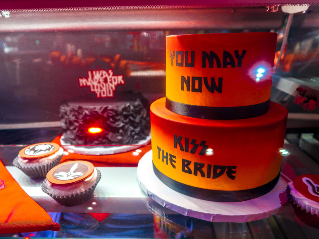 Wedding Cake at Kiss Mini Golf Rio | 7 Night Itinerary for Las Vegas | If you're looking to plan things to do in Vegas here's what we got up to on our 6th visit | Travel Tips | Elle Blonde Luxury Lifestyle Destination Blog