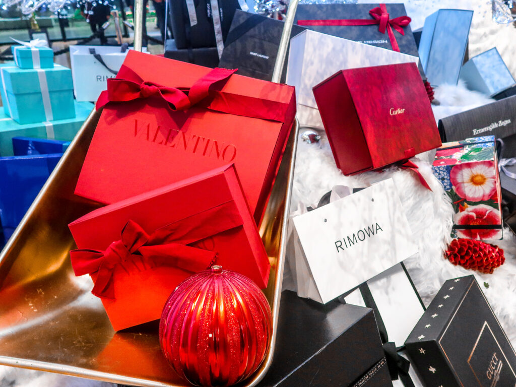 Aria Christmas Gifts | 7 Night Itinerary for Las Vegas | If you're looking to plan things to do in Vegas here's what we got up to on our 6th visit | Travel Tips | Elle Blonde Luxury Lifestyle Destination Blog