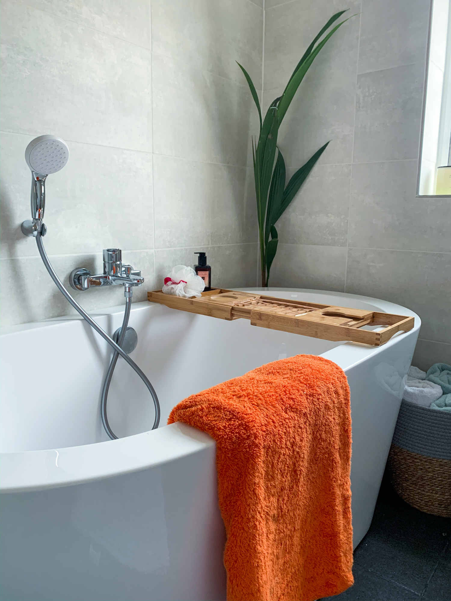 Read more about the article How To Renovate A Small Bathroom To Look Luxurious