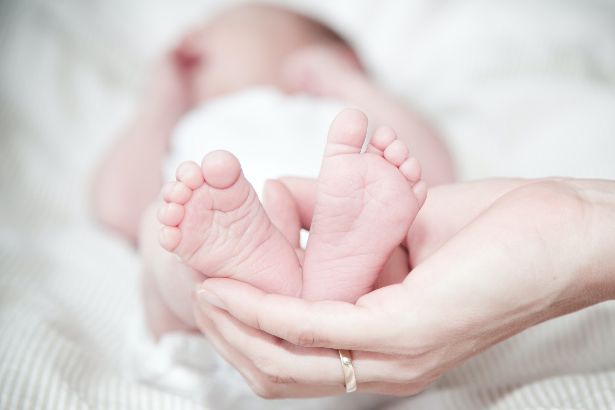 Baby feet in mum's hand | 5 Essentials Newborn Baby Products You Need As A First Time Mom | Baby Tips | Elle Blonde Luxury Lifestyle Destination Blog