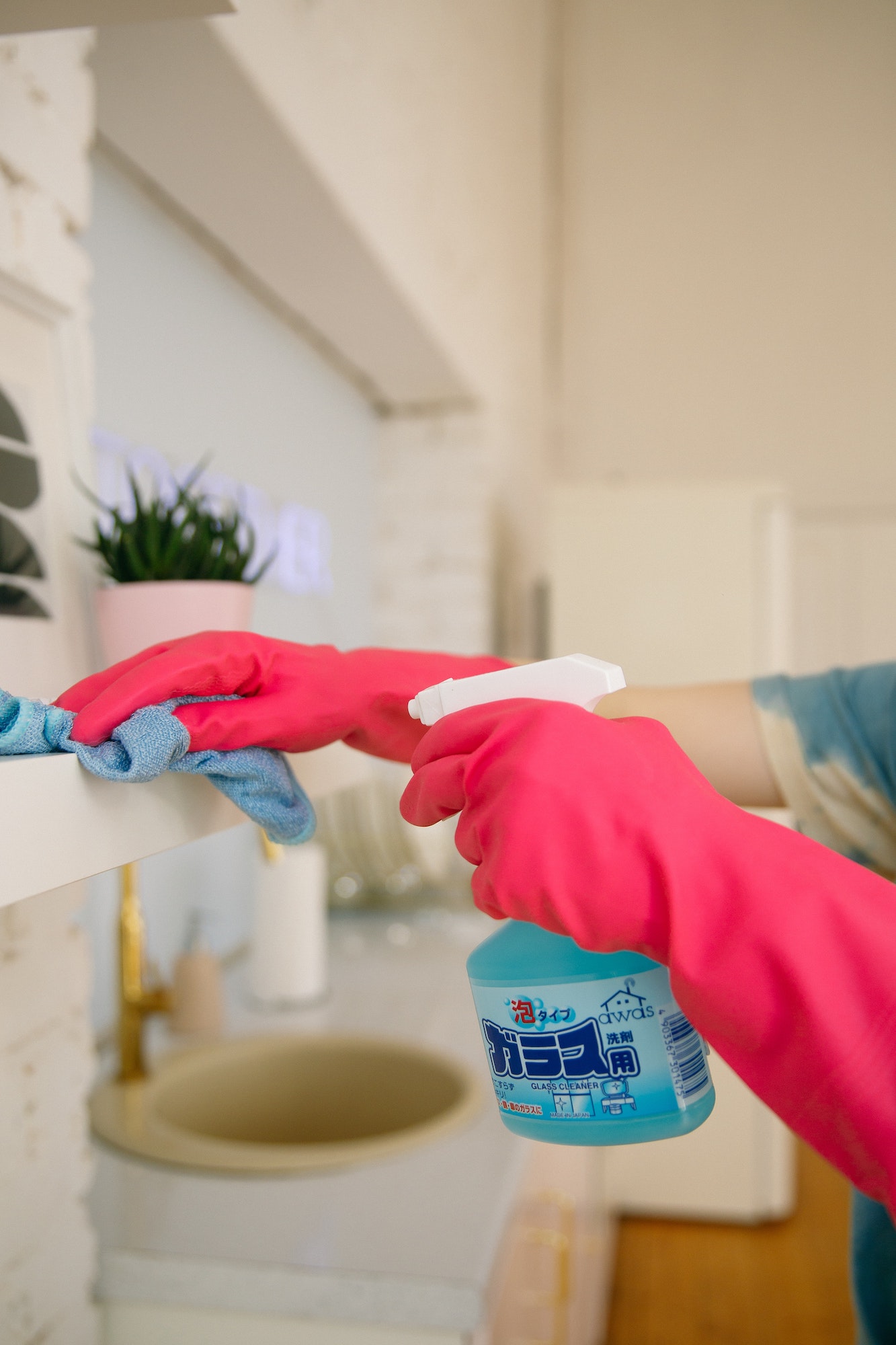 Read more about the article 7 Easy Benefits Of Hiring A Home Cleaning Company