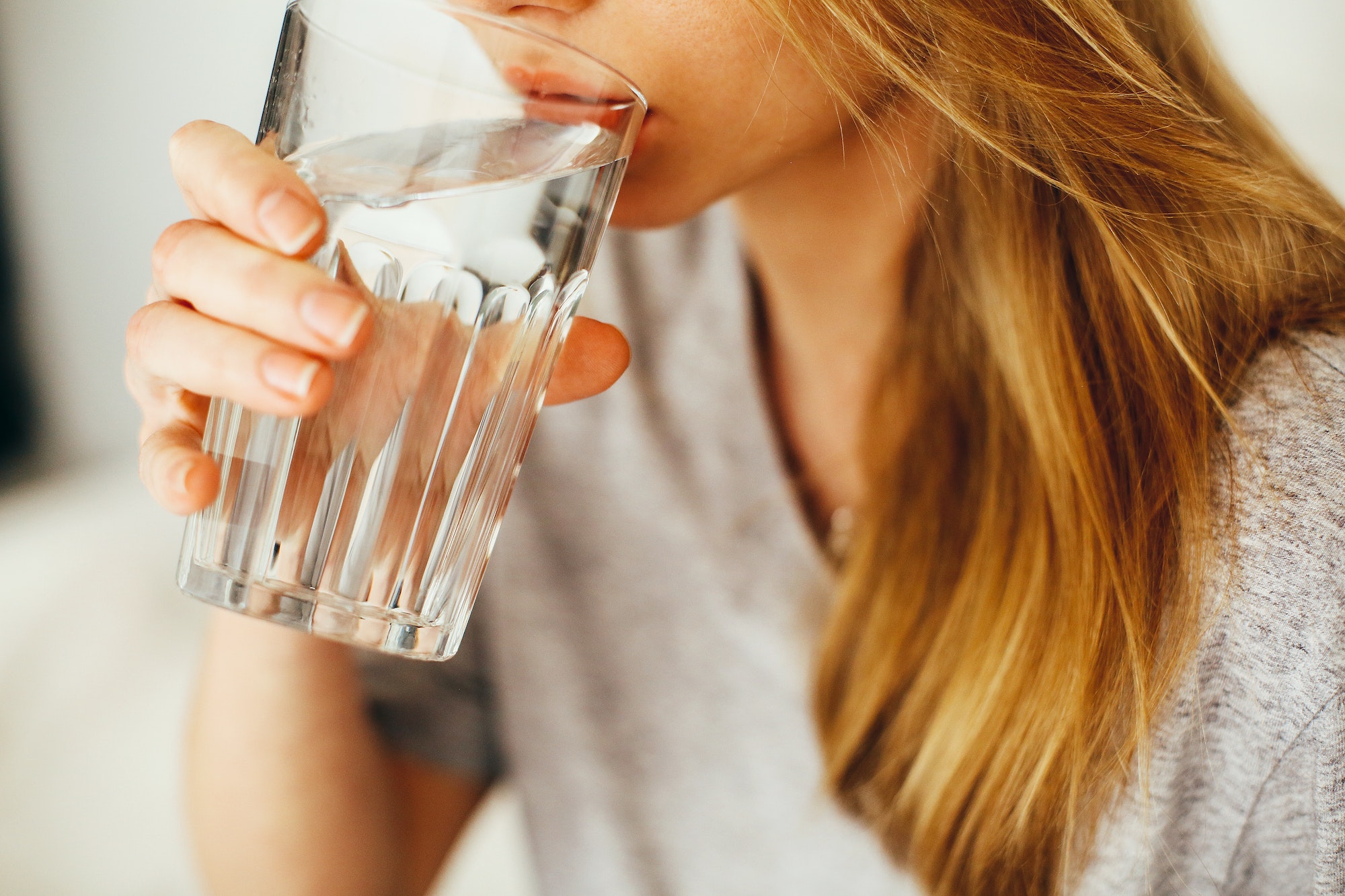 Girl drinking water | 6 Ways How You Can Get Rid Of Acid Reflux Quickly | Fast Health Tips | Elle Blonde Luxury Lifestyle Destination Blog