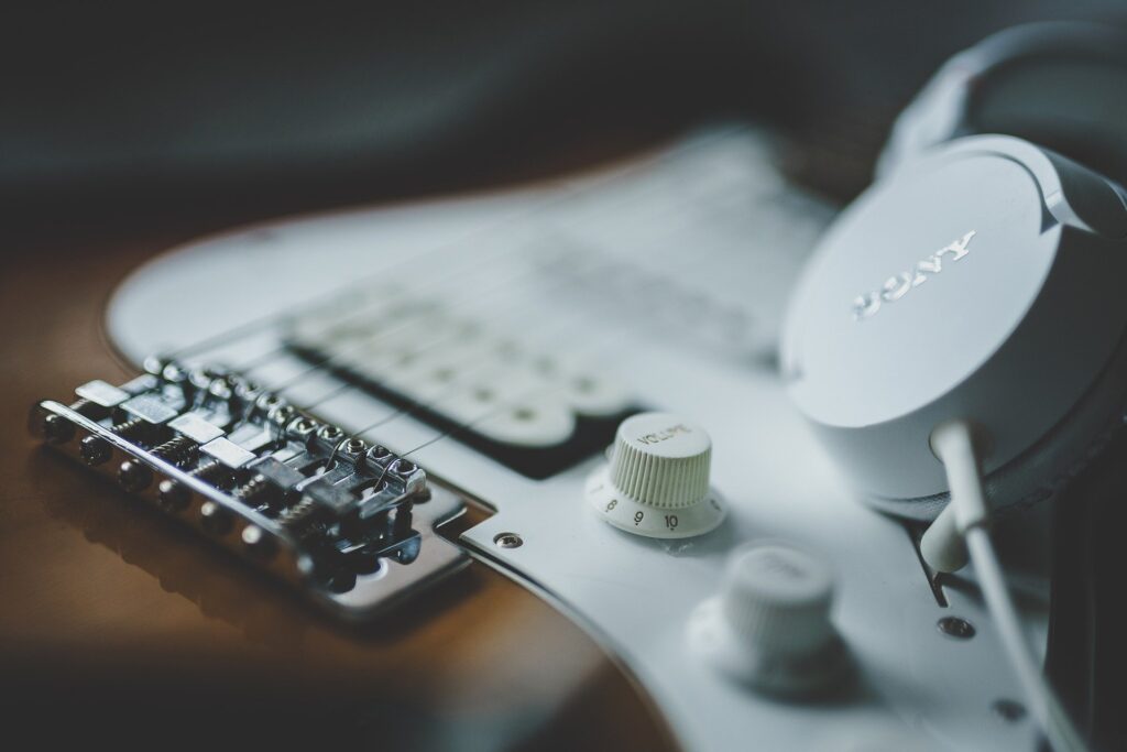 How to begin lessons online to play the electric guitar | Music & The Arts | Elle Blonde Luxury Lifestyle Destination Blog