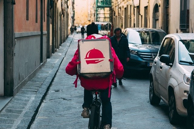 Read more about the article Popular Food Delivery Services You Need to Try Right Now