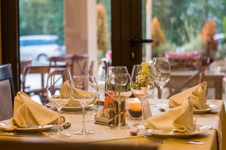 Read more about the article 4 Key Elements You Need To Think  About Before Purchasing Restaurant Tables
