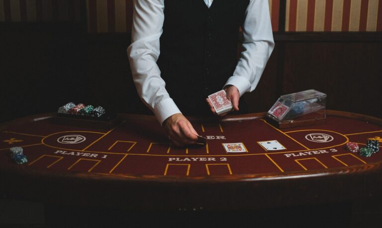 Read more about the article The 4 Main Reasons Why People Love Gambling