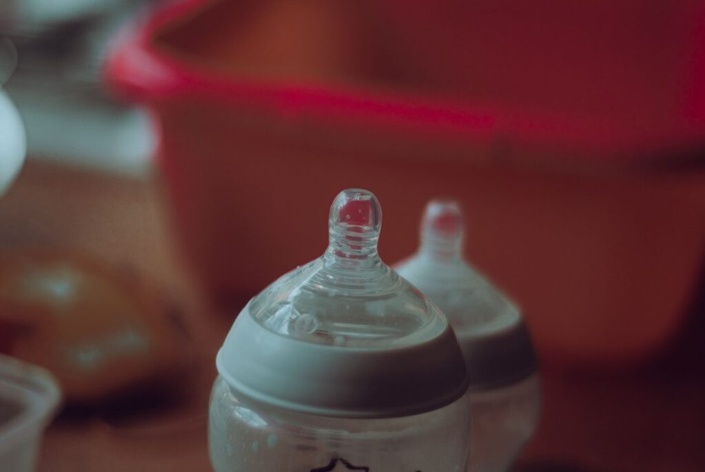 First year Bottle Feeding | Read on to find out all the best tips you should remember when traveling with a baby. | Baby & Child | Elle Blonde Luxury Lifestyle Destination Blog