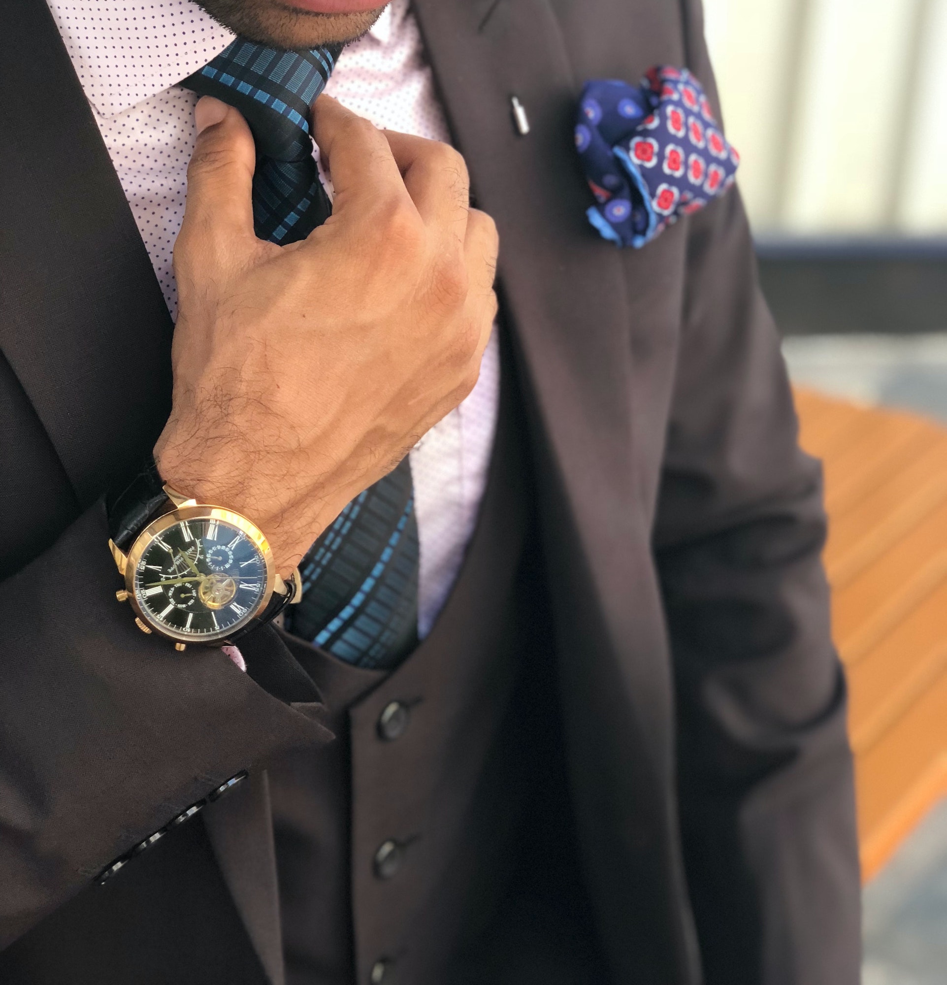 Read more about the article 4 Smart Ways You Can Accessorise When Wearing a Suit
