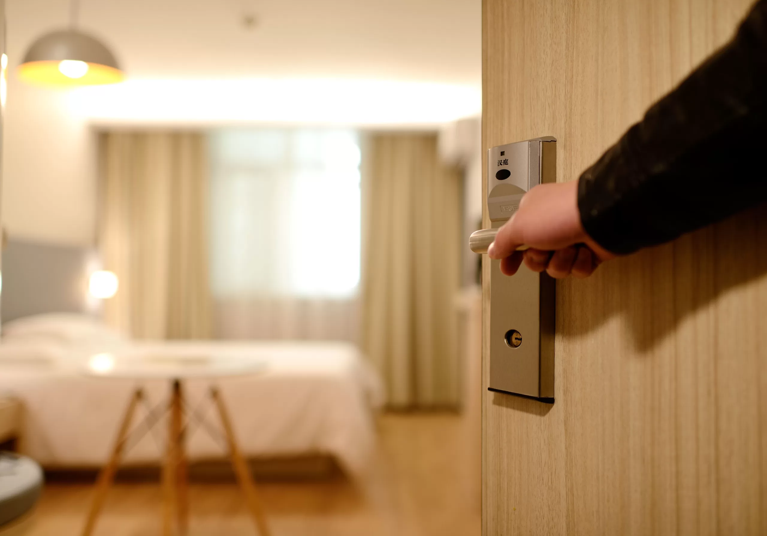 Read more about the article 4 Tips To Choose A Secure Hotel Door