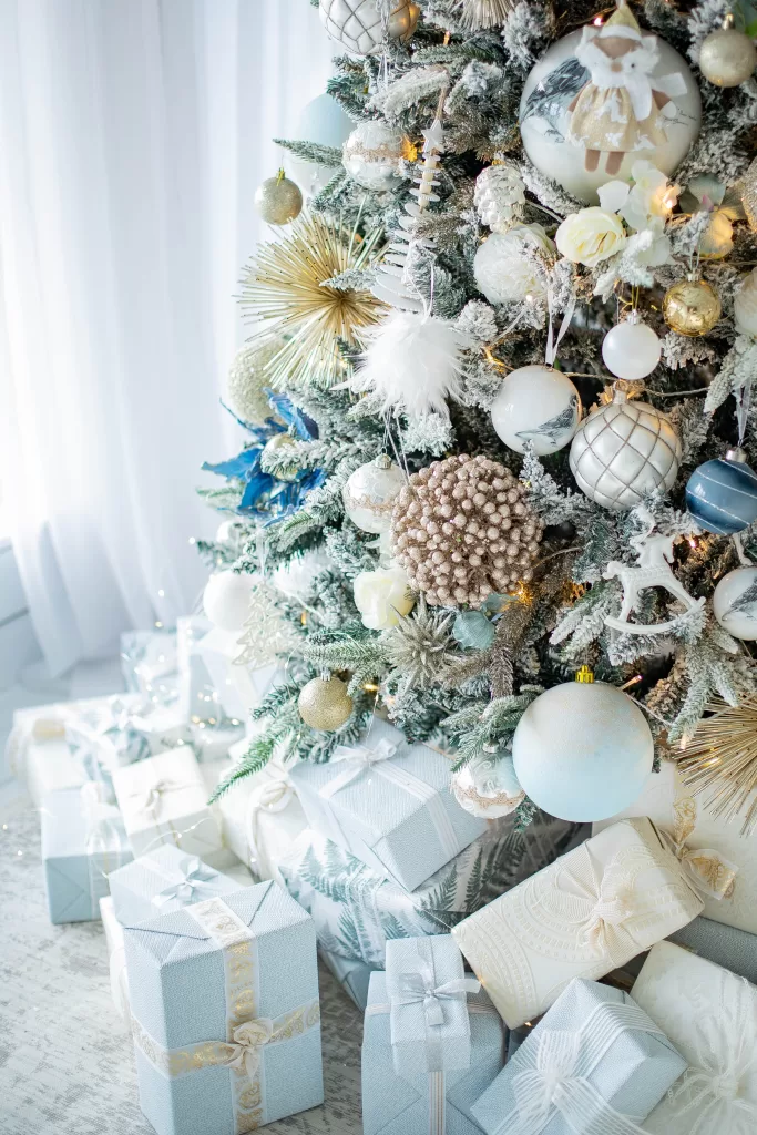 What You Need to Know When Buying a Christmas Ball: Sizing, Colors, and Materials 1
