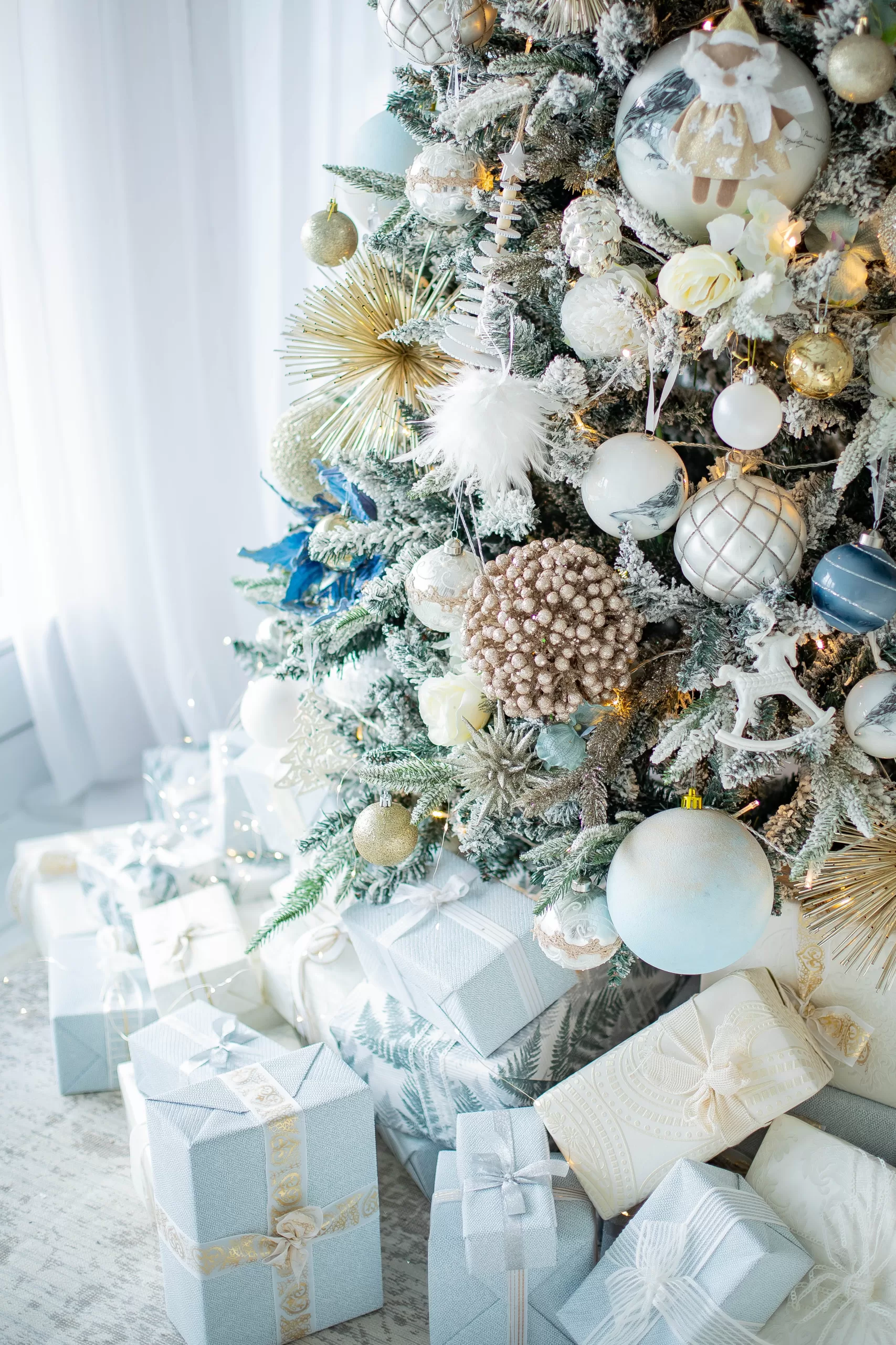 Read more about the article What You Need to Know When Buying a Christmas Ball: Sizing, Colors, and Materials