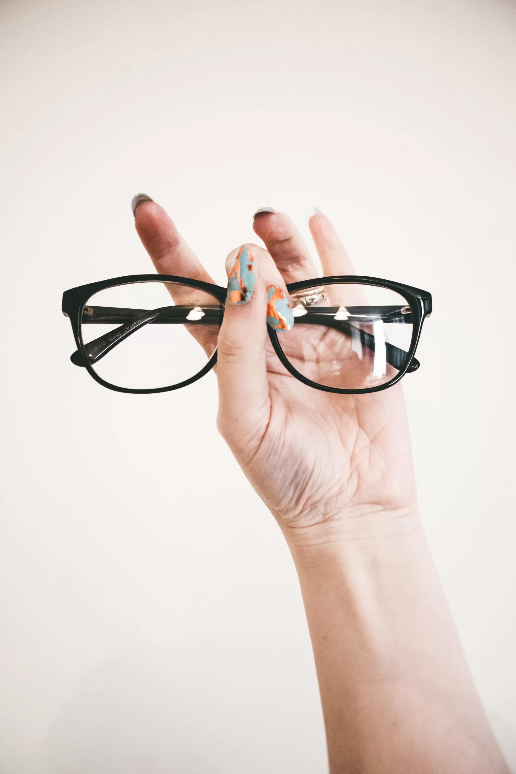 Read more about the article Upgrade Your Look: 5 Tips for Ordering New Lenses for Old Frames Online