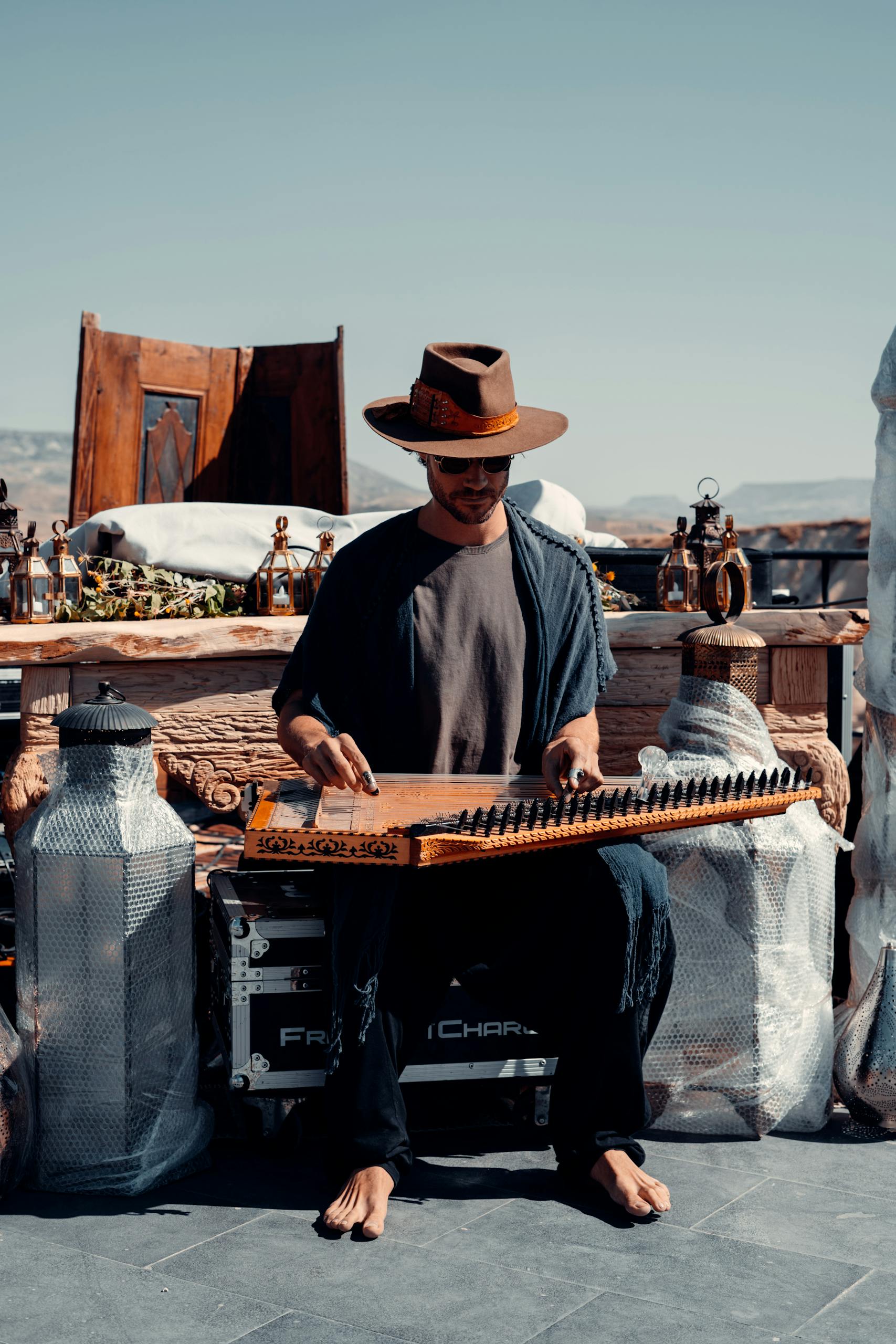 A mesmerizing performance by a musician playing the kanun outdoors in Türkiye.