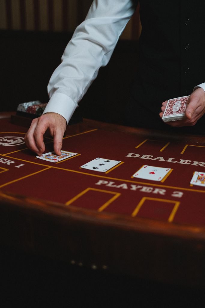 Casino without a Swedish license – What you need to know before playing in 2026 3 Dealer handling cards at a casino table during a game.